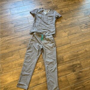 Figs Women's Scrub Set in Heather Gray with Teal Drawstring (Small petite pants)